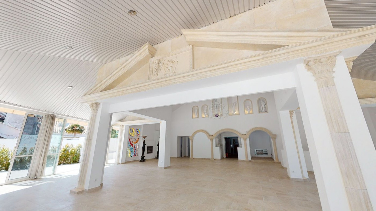 Commercial unit for sale in El Paraiso Costa Del Sol, Málaga, Spain