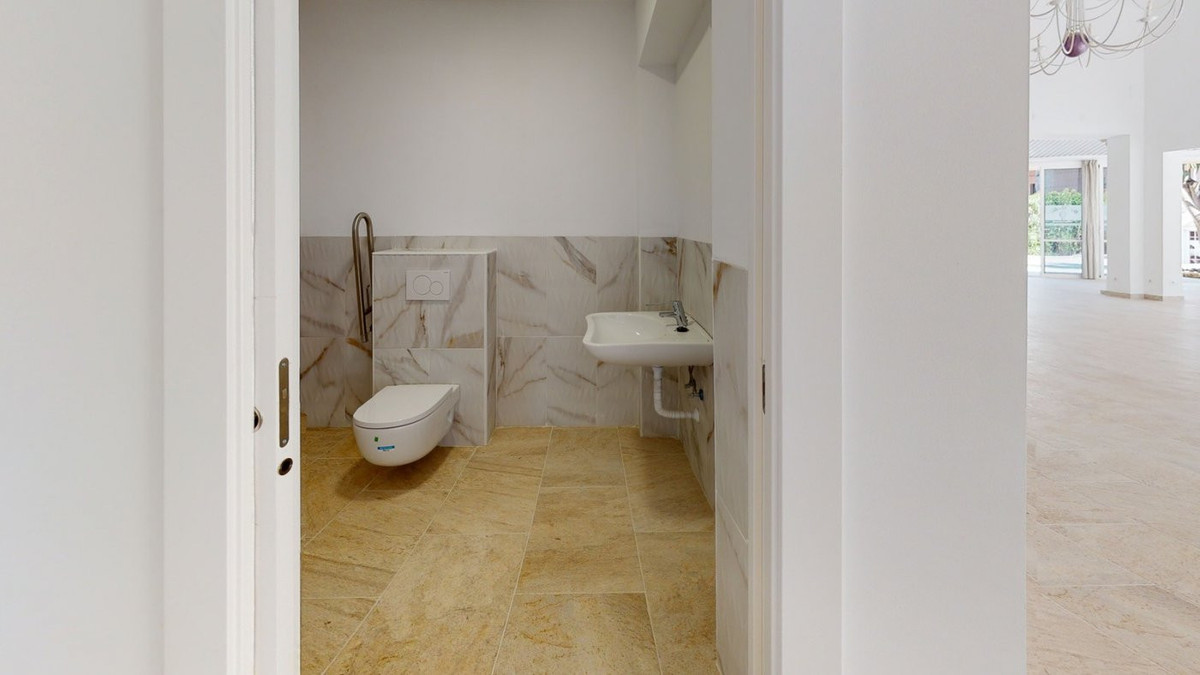 Commercial unit for sale in El Paraiso Costa Del Sol, Málaga, Spain