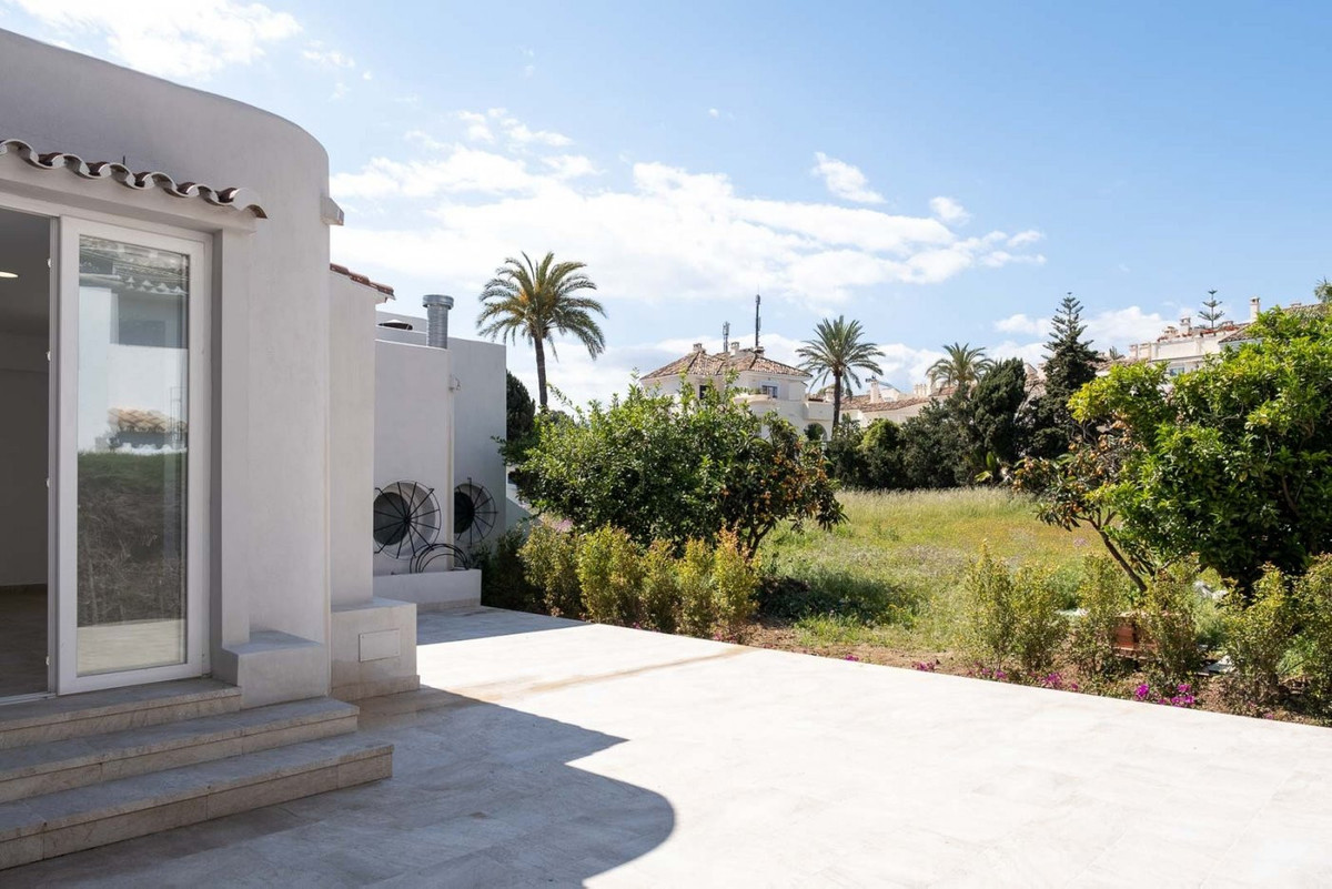Commercial unit for sale in El Paraiso Costa Del Sol, Málaga, Spain