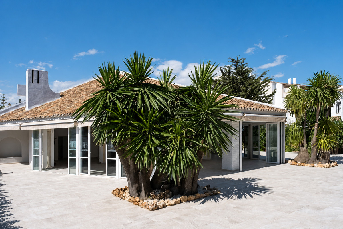 Commercial unit for sale in El Paraiso Costa Del Sol, Málaga, Spain