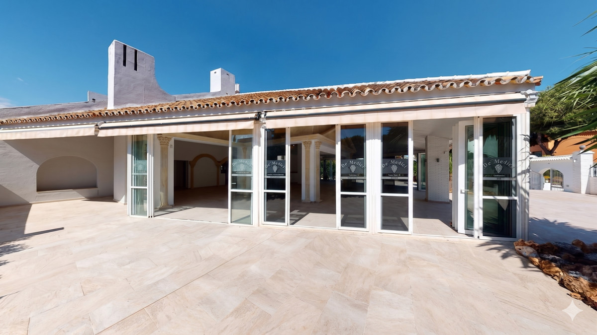 Commercial unit for sale in El Paraiso Costa Del Sol, Málaga, Spain