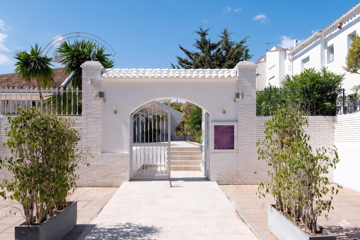 Commercial unit for sale in El Paraiso Costa Del Sol, Málaga, Spain