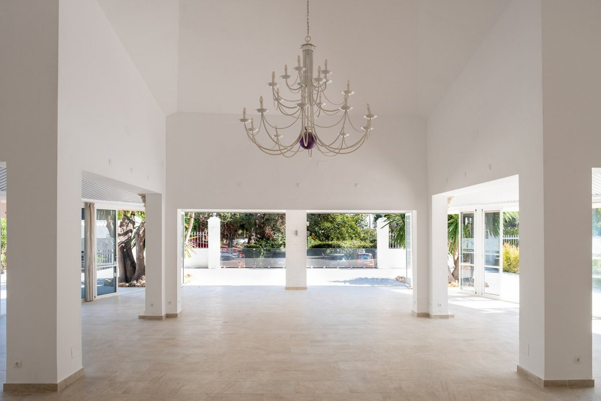 Commercial unit for sale in El Paraiso Costa Del Sol, Málaga, Spain