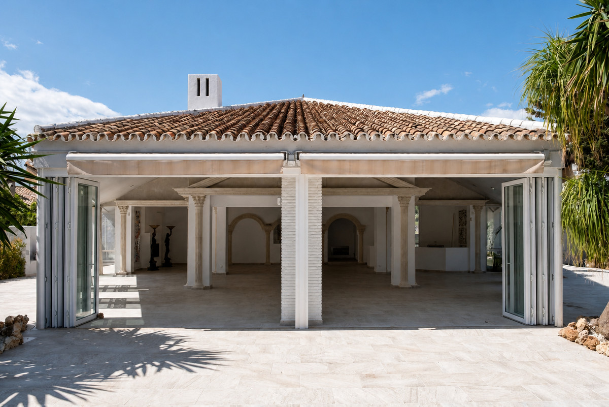 Commercial unit for sale in El Paraiso Costa Del Sol, Málaga, Spain