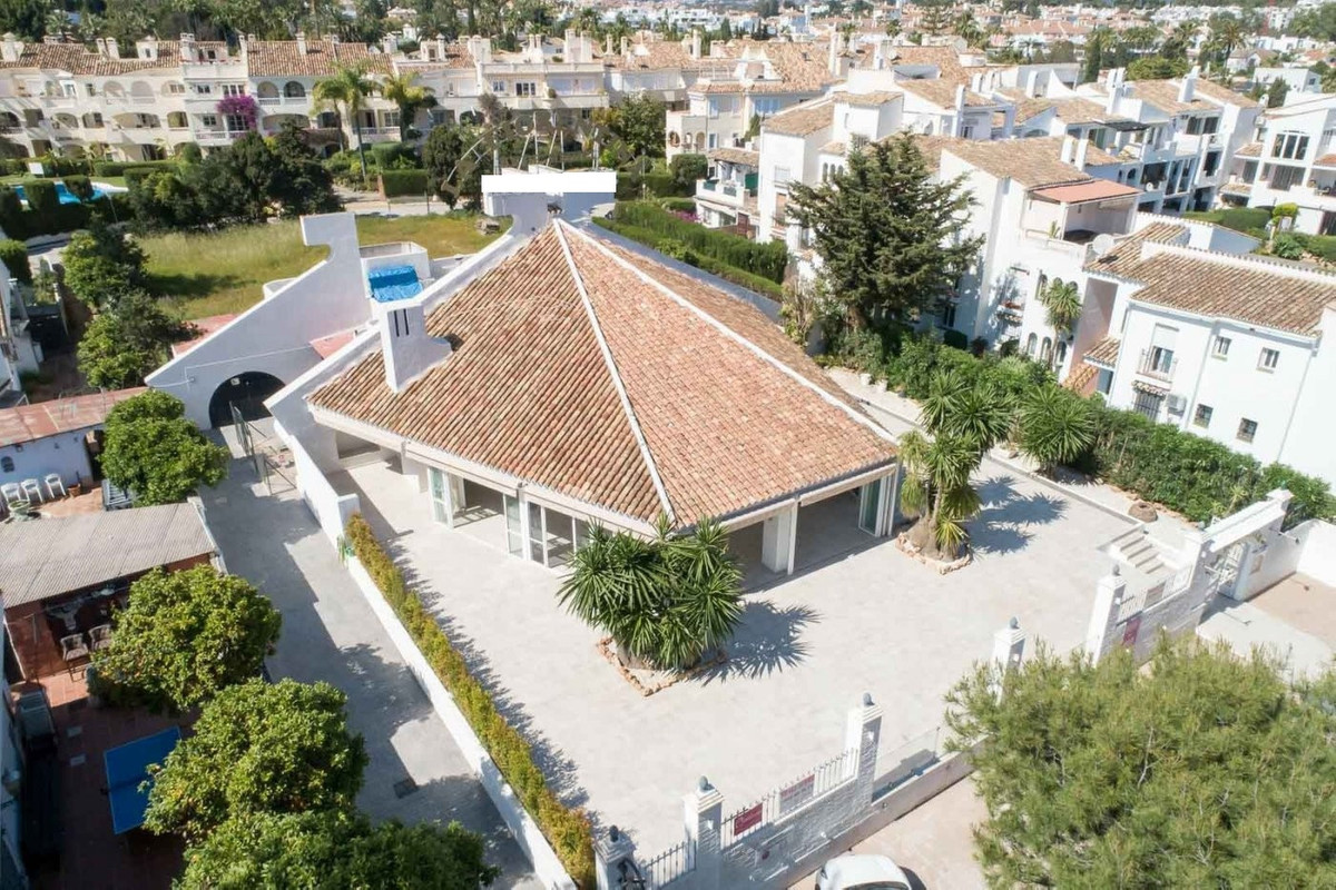 Commercial unit for sale in El Paraiso Costa Del Sol, Málaga, Spain