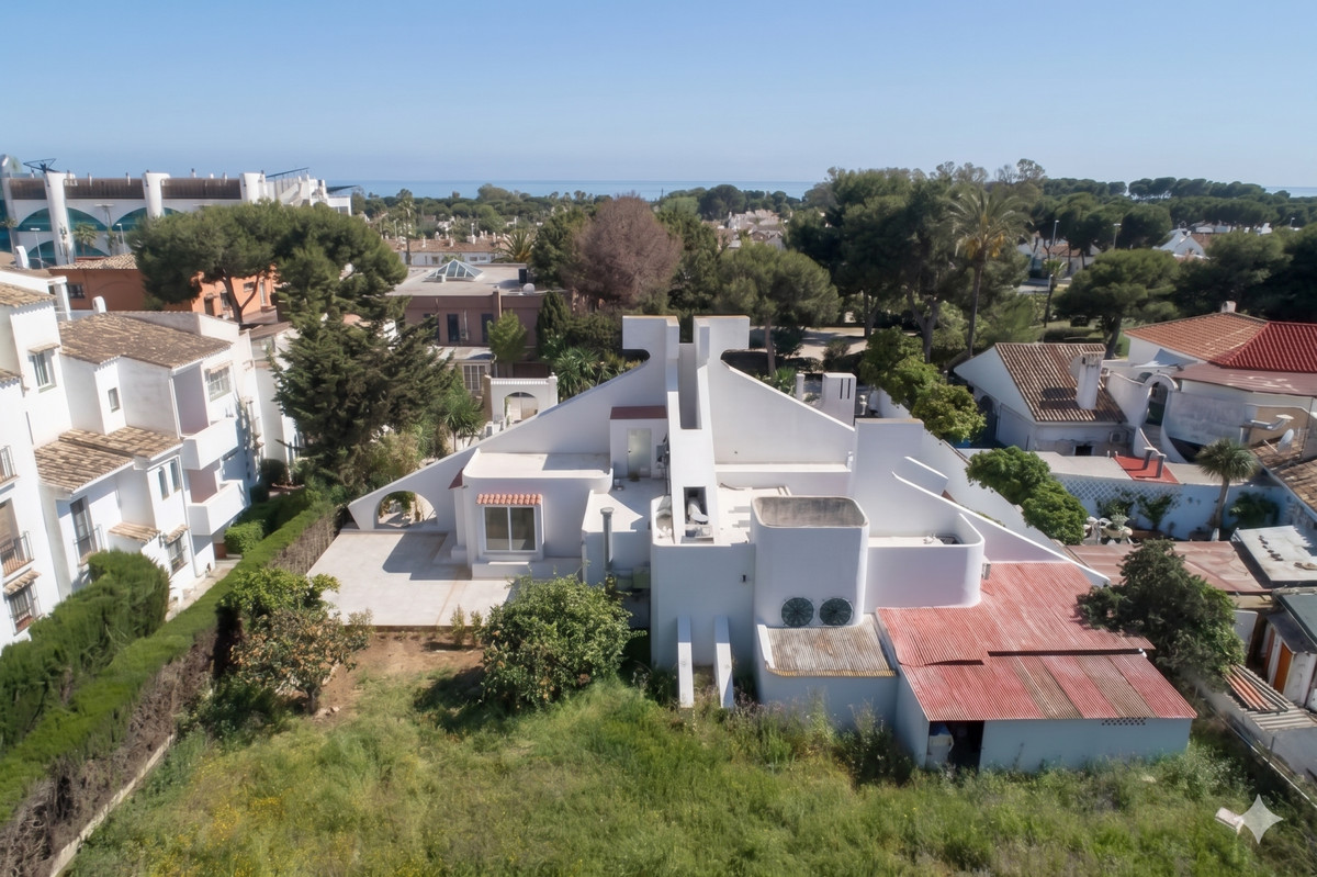 Commercial unit for sale in El Paraiso Costa Del Sol, Málaga, Spain
