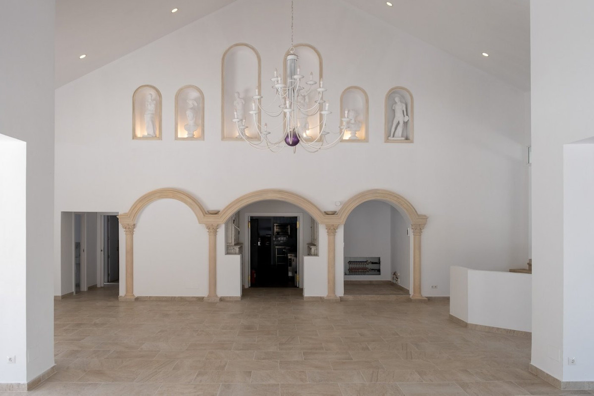 Commercial unit for sale in El Paraiso Costa Del Sol, Málaga, Spain