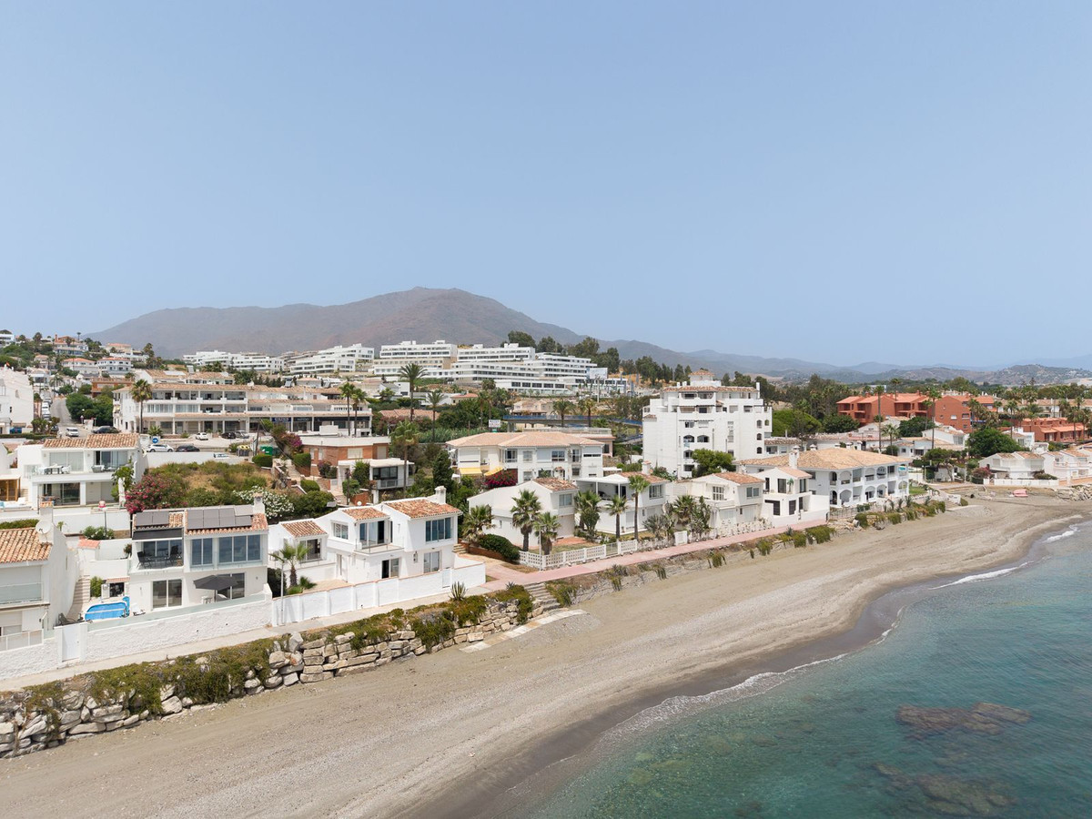 3 Bed Townhouse for sale in Estepona Costa Del Sol, Málaga, Spain