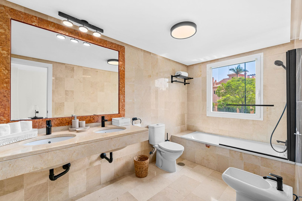 Se vende Apartamento Planta Media de 3 dormitorios en Costa Del Sol, Málaga, España