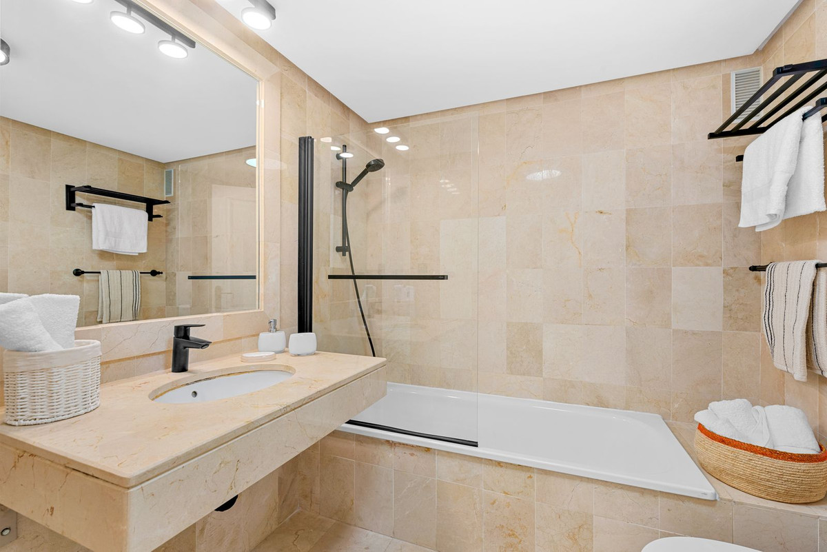 Se vende Apartamento Planta Media de 3 dormitorios en Costa Del Sol, Málaga, España