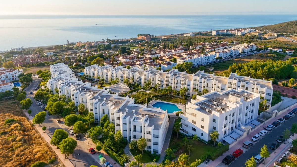 2 Bed Apartment for sale in La Duquesa Costa Del Sol, Málaga, Spain