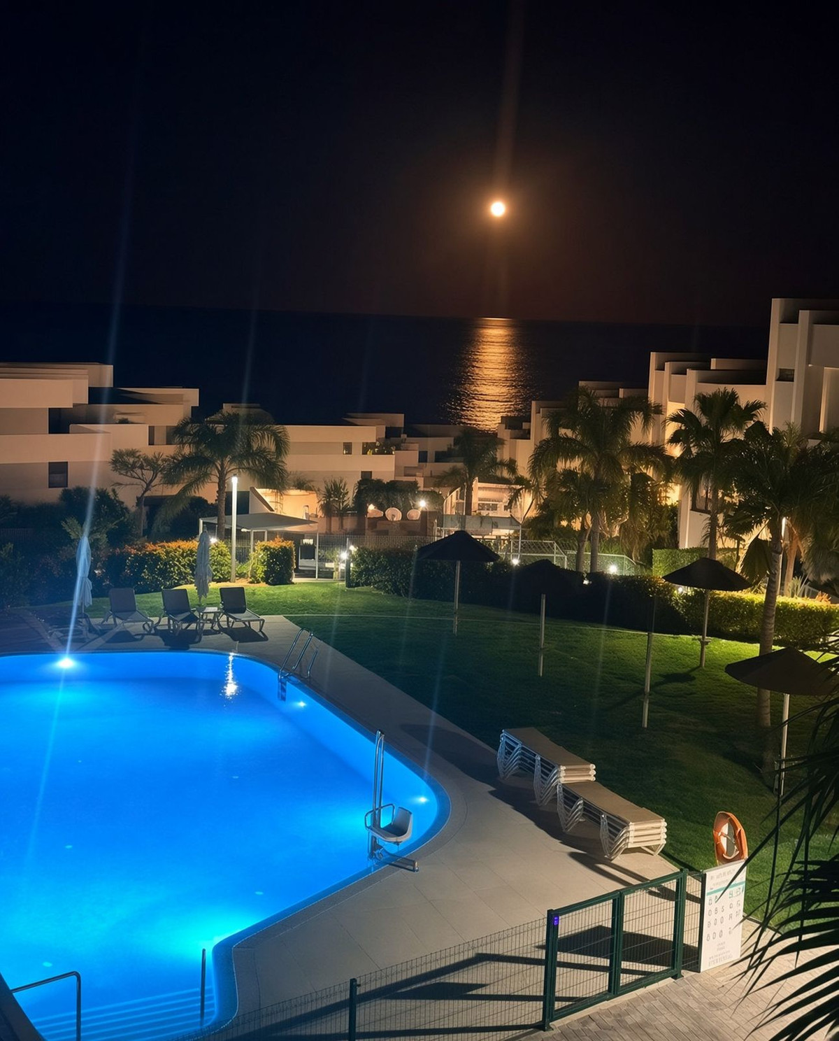 2 Bed Apartment for sale in La Duquesa Costa Del Sol, Málaga, Spain