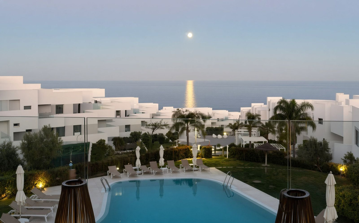 2 Bed Apartment for sale in La Duquesa Costa Del Sol, Málaga, Spain