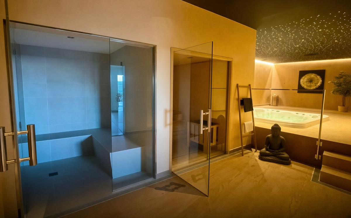 2 Bed Apartment for sale in La Duquesa Costa Del Sol, Málaga, Spain