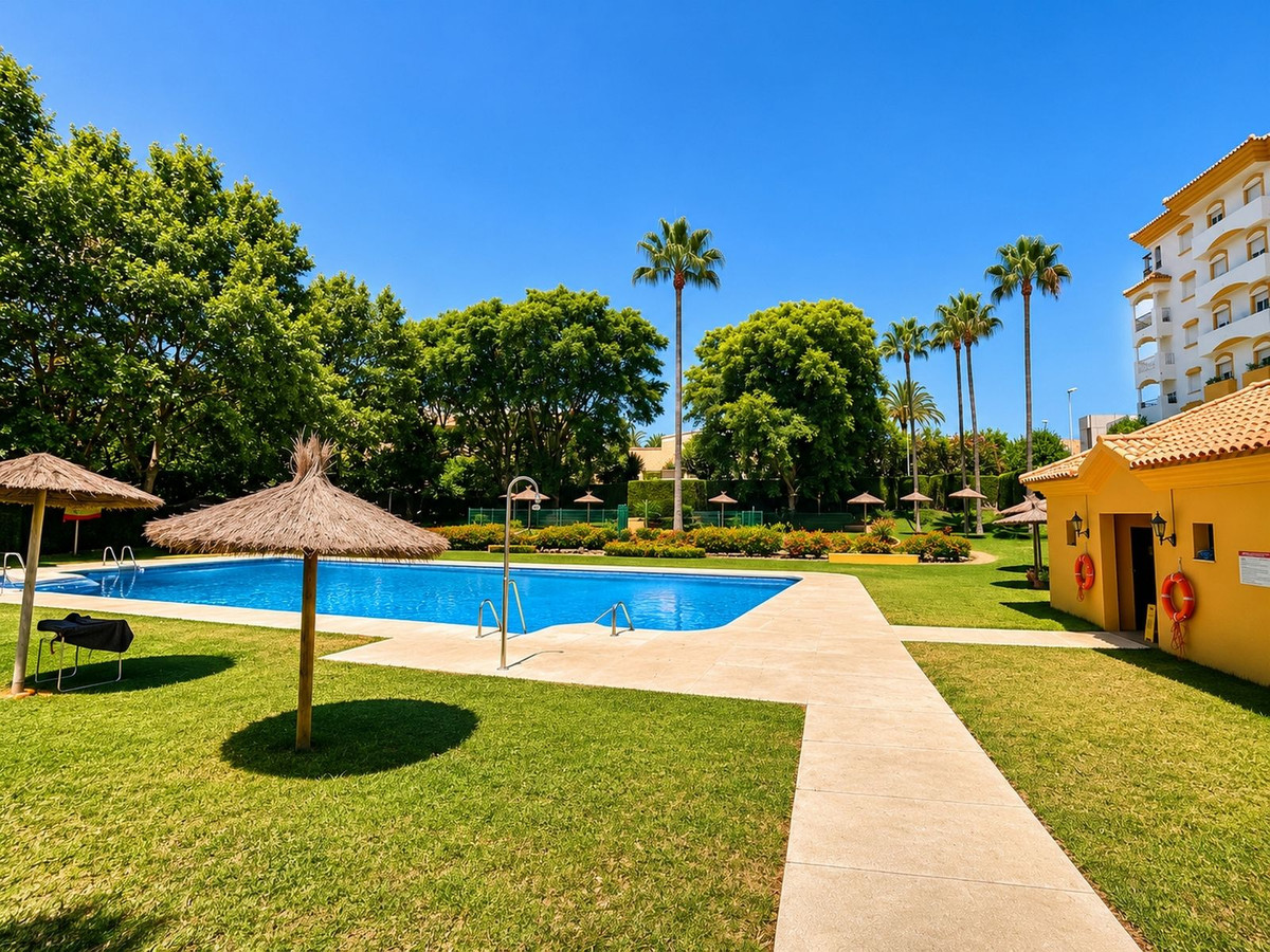 Se vende Apartamento Planta Media de 2 dormitorios en Costa Del Sol, Málaga, España