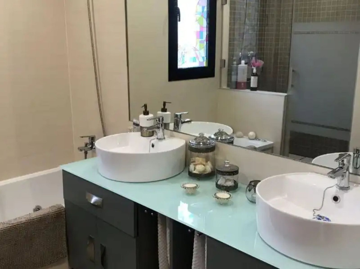 Se vende Apartamento Planta Media de 3 dormitorios en Costa Del Sol, Málaga, España