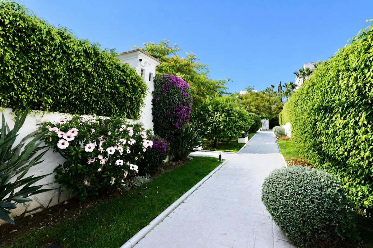 2 Bed Apartment for sale in Selwo Costa Del Sol, Málaga, Spain