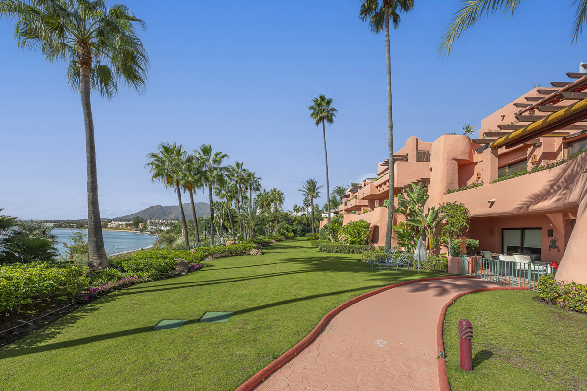 3 Bed Apartment for sale in Estepona Costa Del Sol, Málaga, Spain