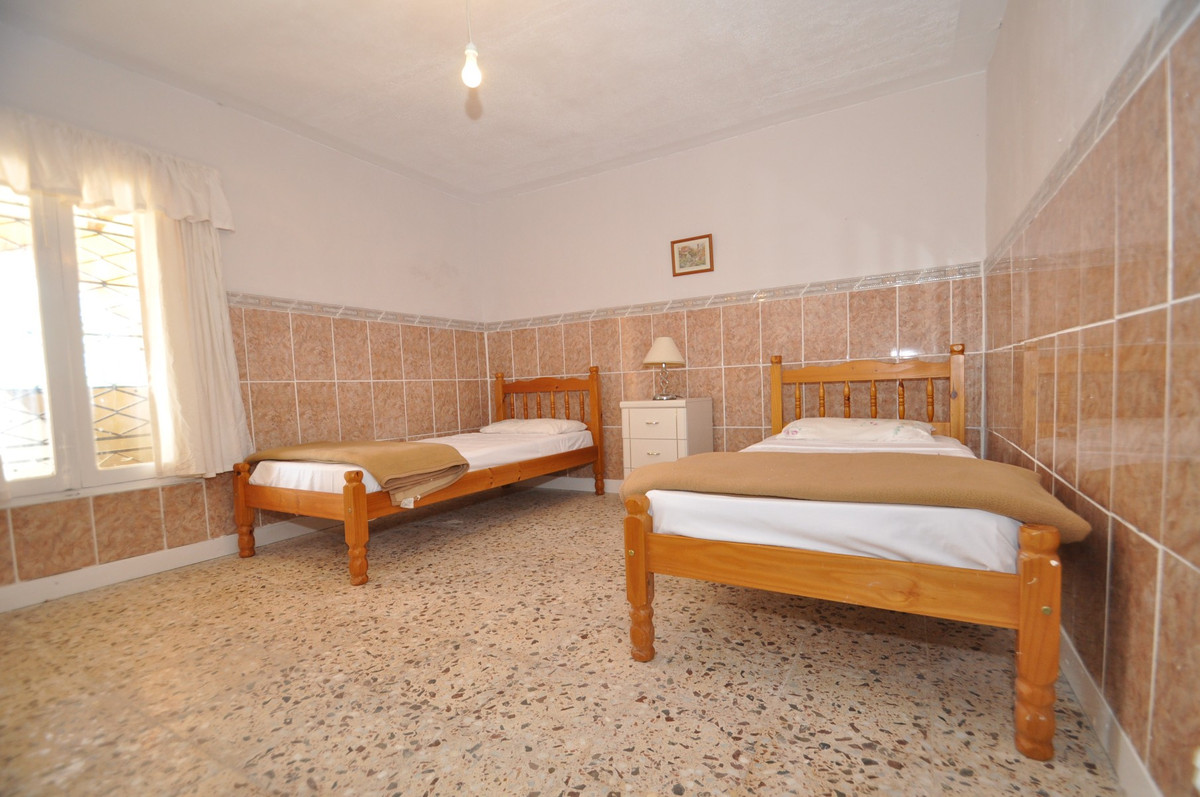 8 Bed Townhouse for sale in Pinoso Costa Blanca, Alicante, Spain
