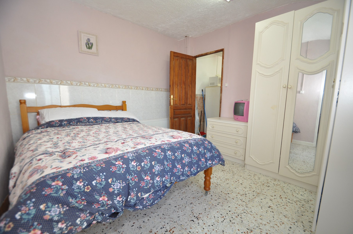 8 Bed Townhouse for sale in Pinoso Costa Blanca, Alicante, Spain