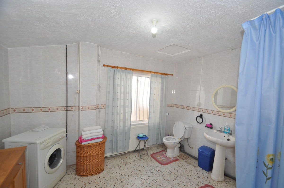 8 Bed Townhouse for sale in Pinoso Costa Blanca, Alicante, Spain