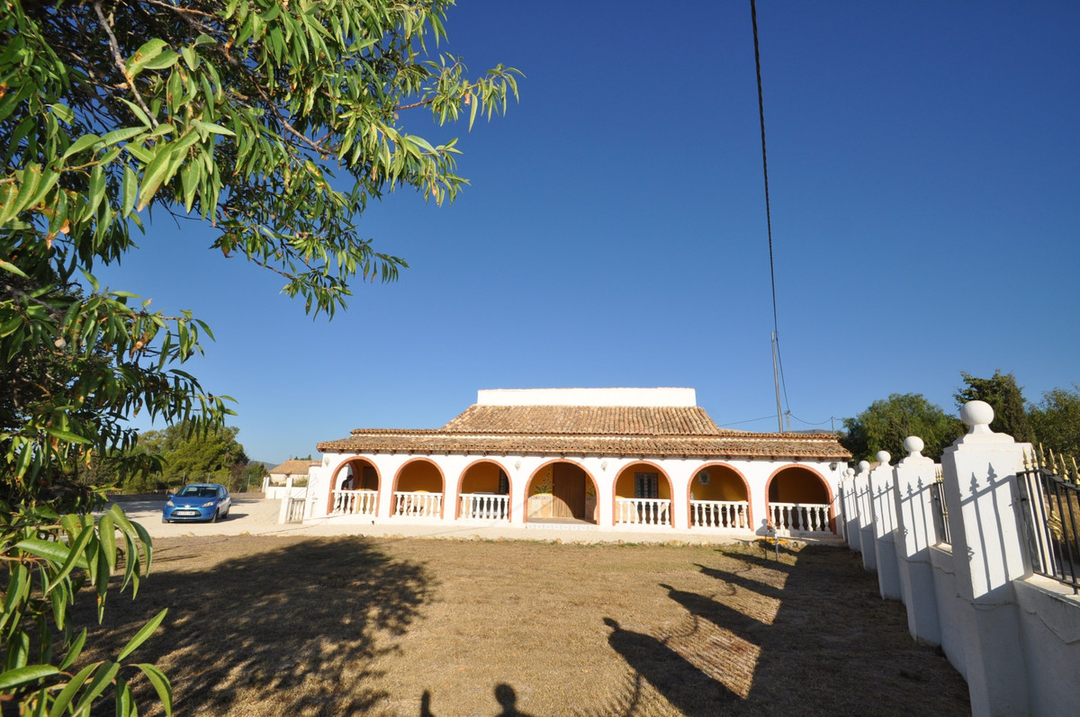 8 Bed Townhouse for sale in Pinoso Costa Blanca, Alicante, Spain