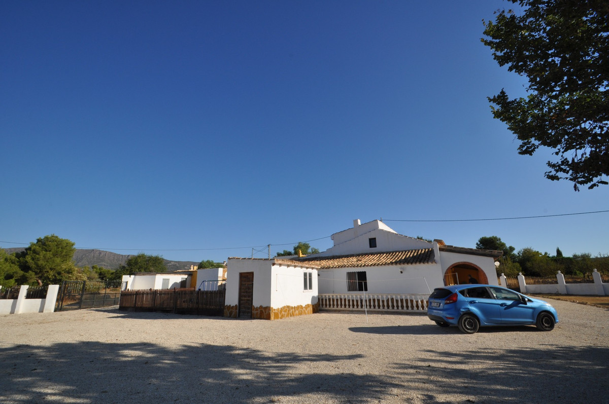 8 Bed Townhouse for sale in Pinoso Costa Blanca, Alicante, Spain