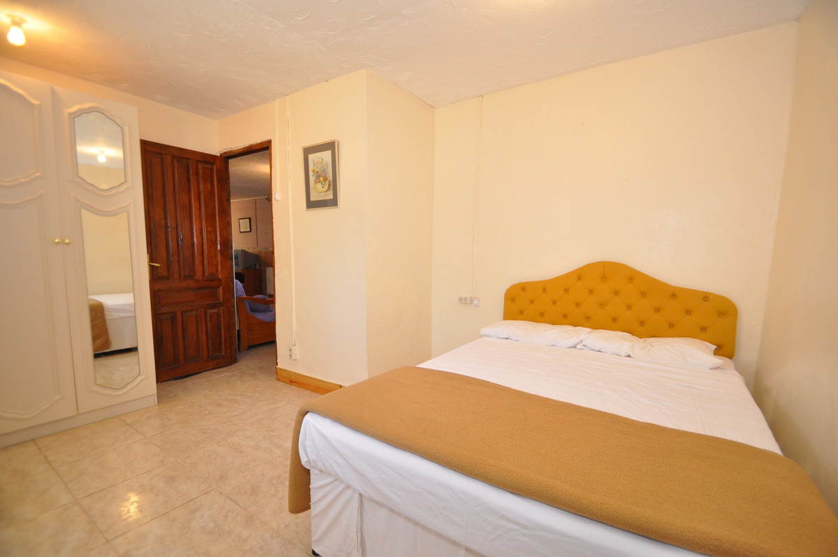8 Bed Townhouse for sale in Pinoso Costa Blanca, Alicante, Spain