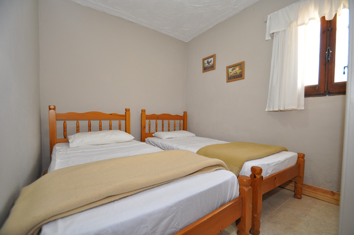 8 Bed Townhouse for sale in Pinoso Costa Blanca, Alicante, Spain
