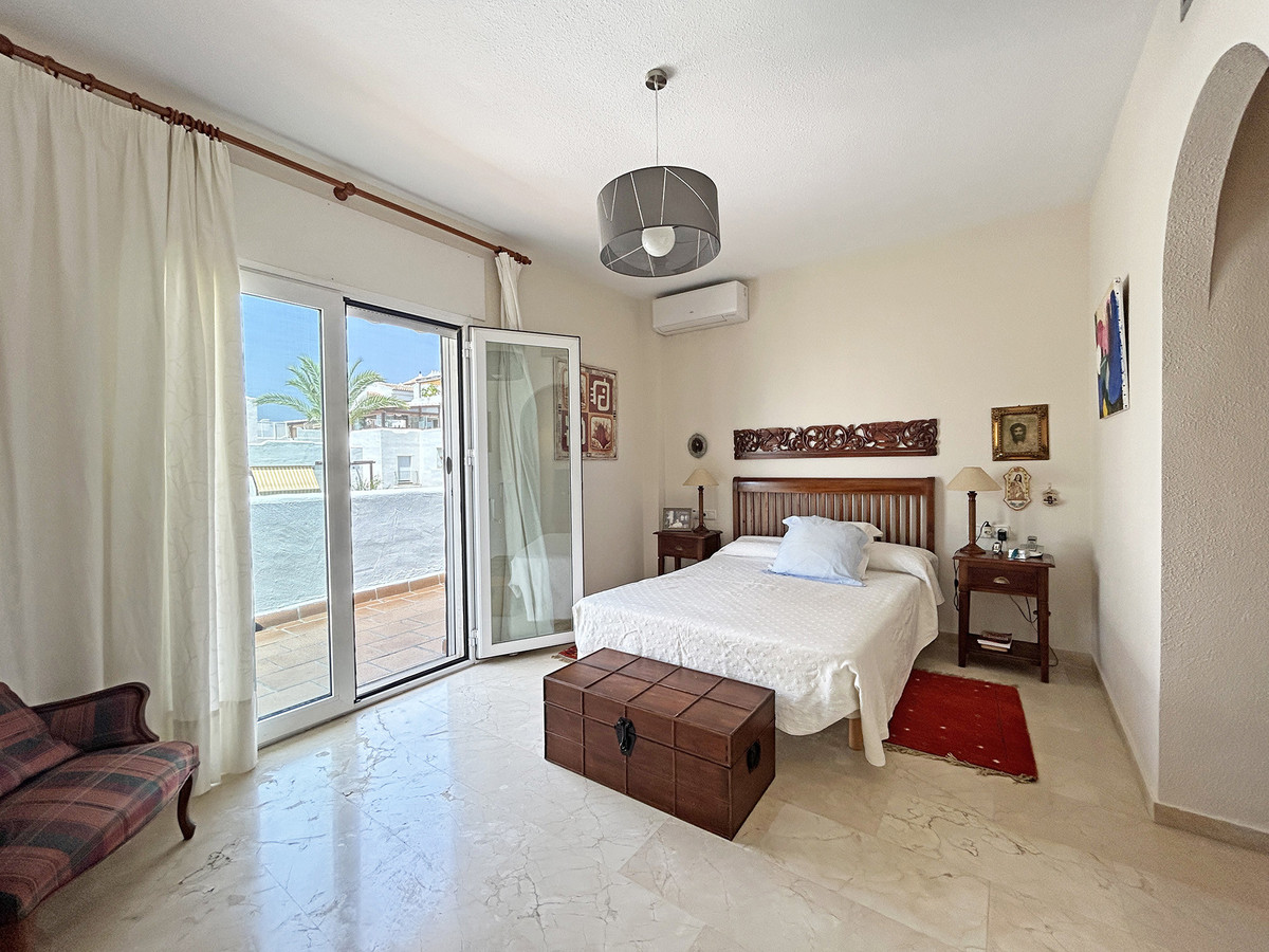 3 Bed Apartment for sale in The Golden Mile Costa Del Sol, Málaga, Spain