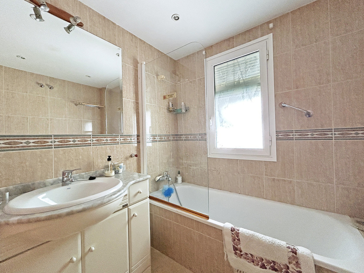 3 Bed Apartment for sale in The Golden Mile Costa Del Sol, Málaga, Spain