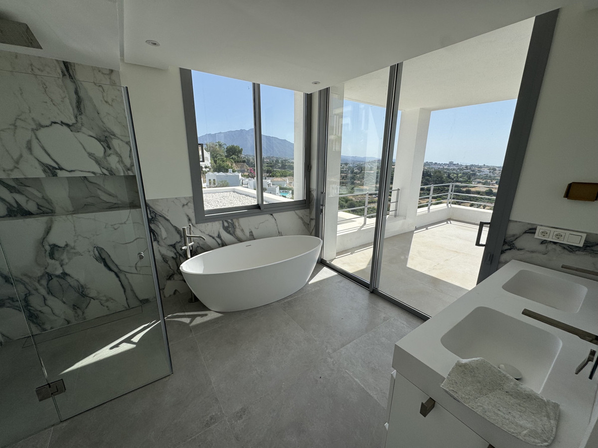 5 Bed Townhouse for sale in Benahavís Costa Del Sol, Málaga, Spain