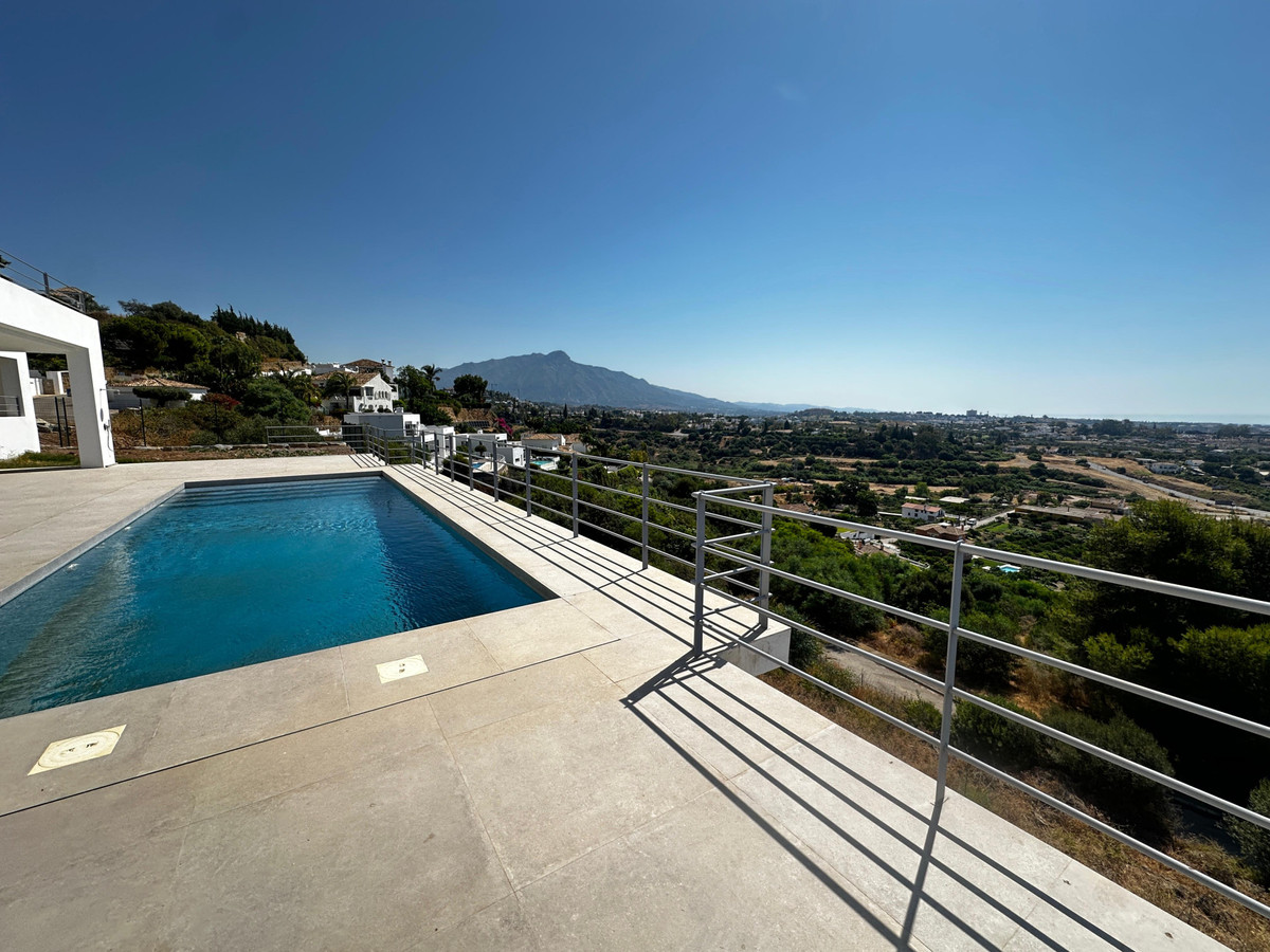 5 Bed Townhouse for sale in Benahavís Costa Del Sol, Málaga, Spain