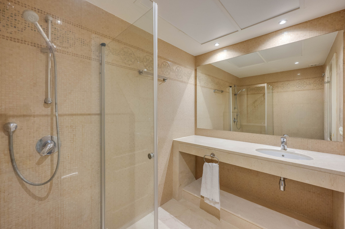 2 Bed Apartment for sale in Benahavís Costa Del Sol, Málaga, Spain