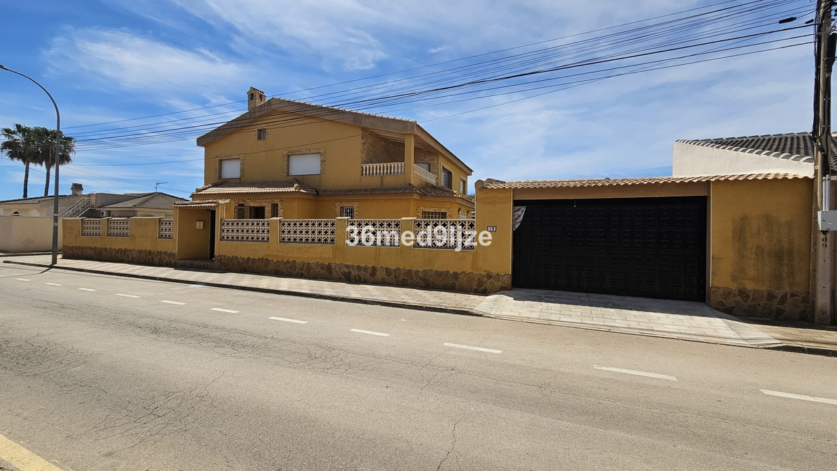 Se vende Villa - Chalet de 6 dormitorios en Costa Calida, Murcia, España