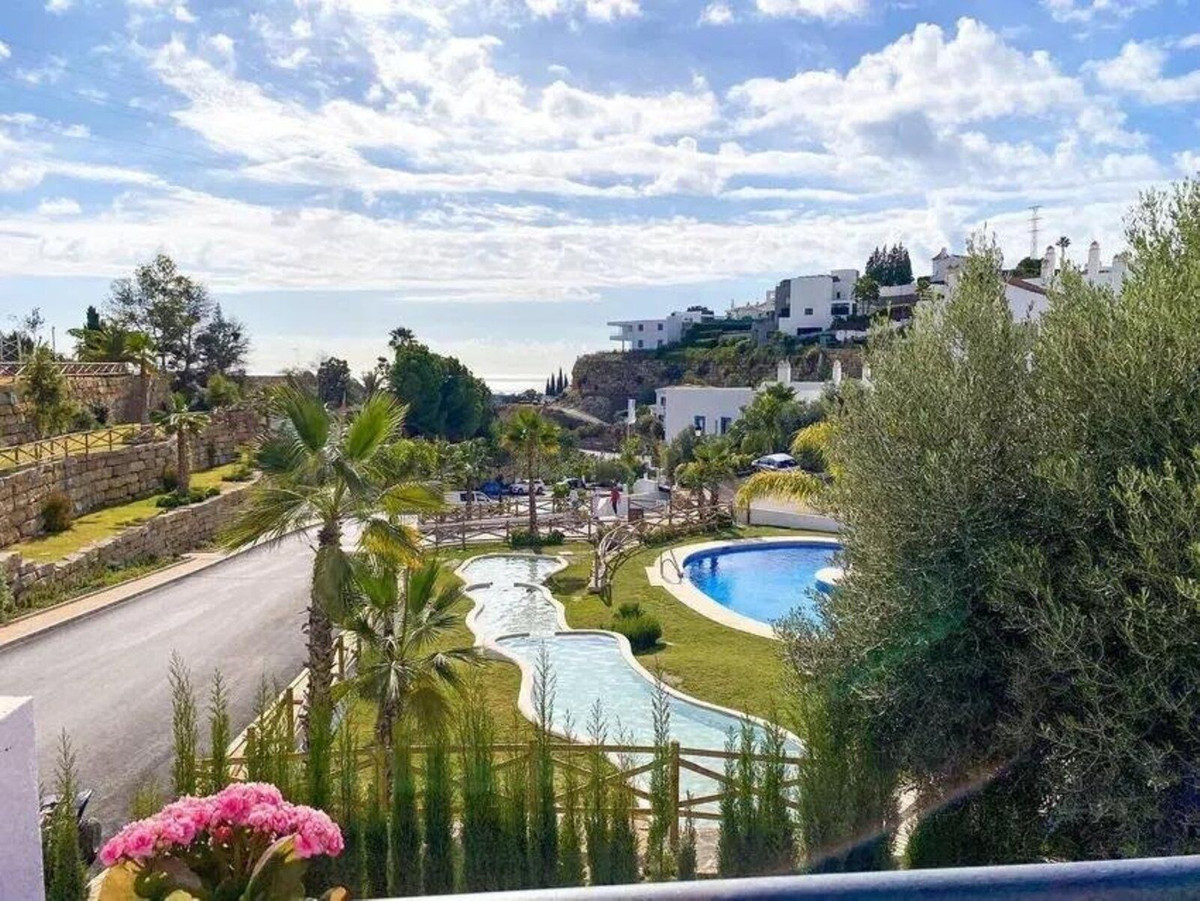 3 Bed Apartment for sale in El Paraiso Costa Del Sol, Málaga, Spain
