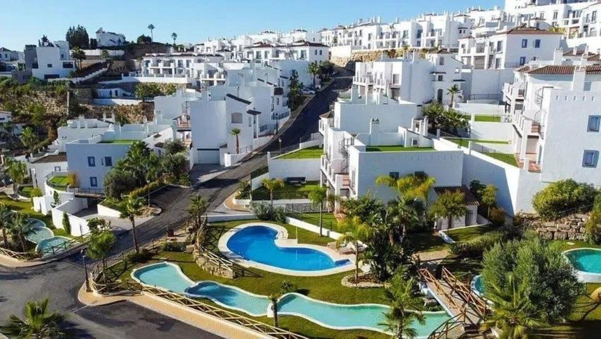 3 Bed Apartment for sale in El Paraiso Costa Del Sol, Málaga, Spain