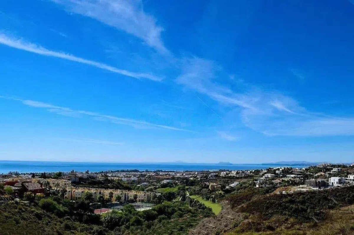 3 Bed Apartment for sale in El Paraiso Costa Del Sol, Málaga, Spain