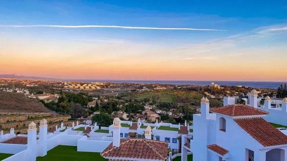 3 Bed Apartment for sale in El Paraiso Costa Del Sol, Málaga, Spain