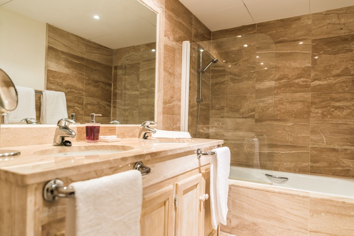 Se vende Apartamento Planta Media de 2 dormitorios en Costa Del Sol, Málaga, España