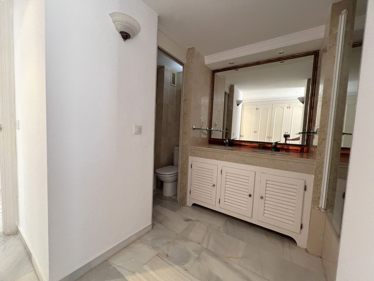 Se vende Apartamento Planta Media de 2 dormitorios en Costa Del Sol, Málaga, España