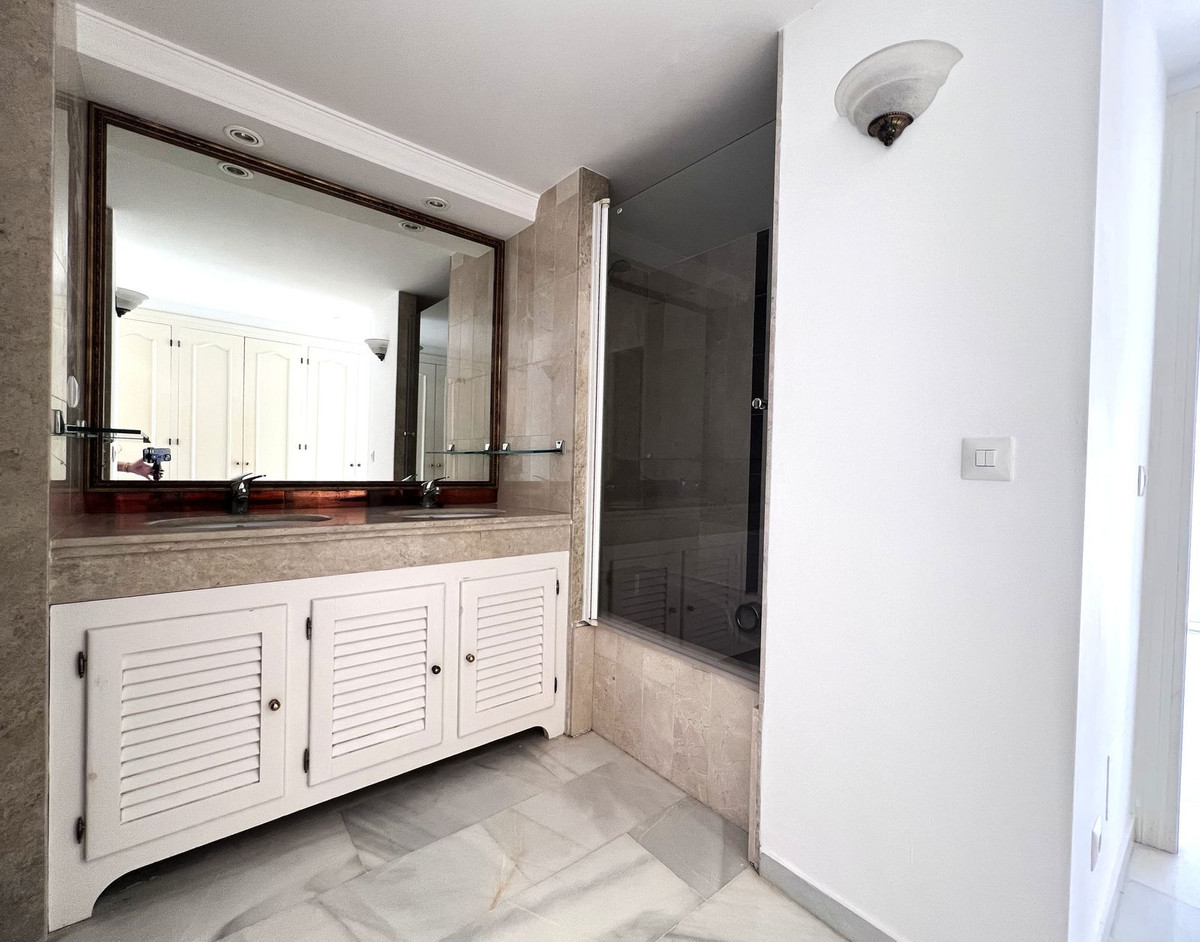 Se vende Apartamento Planta Media de 2 dormitorios en Costa Del Sol, Málaga, España
