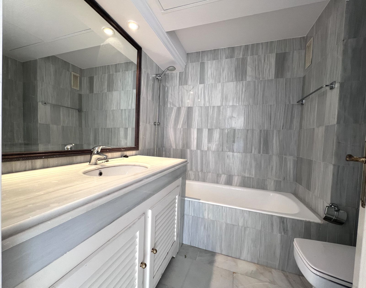 Se vende Apartamento Planta Media de 2 dormitorios en Costa Del Sol, Málaga, España