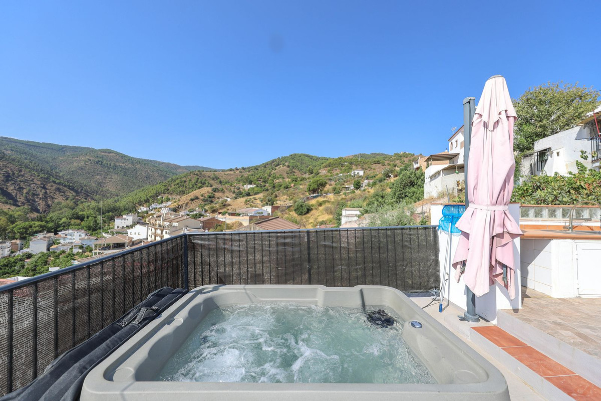 3 Bed Townhouse for sale in Tolox Costa Del Sol, Málaga, Spain