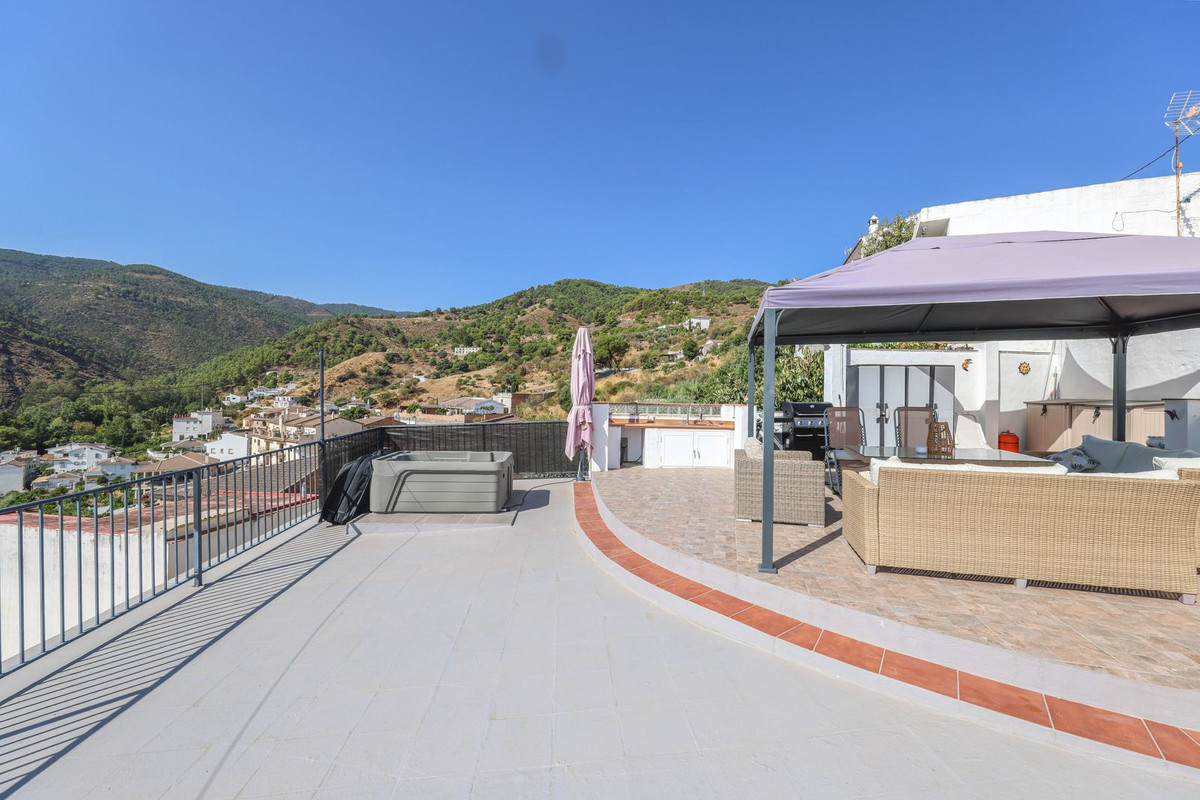 3 Bed Townhouse for sale in Tolox Costa Del Sol, Málaga, Spain