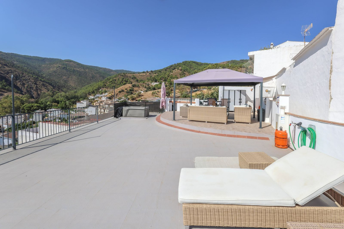 3 Bed Townhouse for sale in Tolox Costa Del Sol, Málaga, Spain