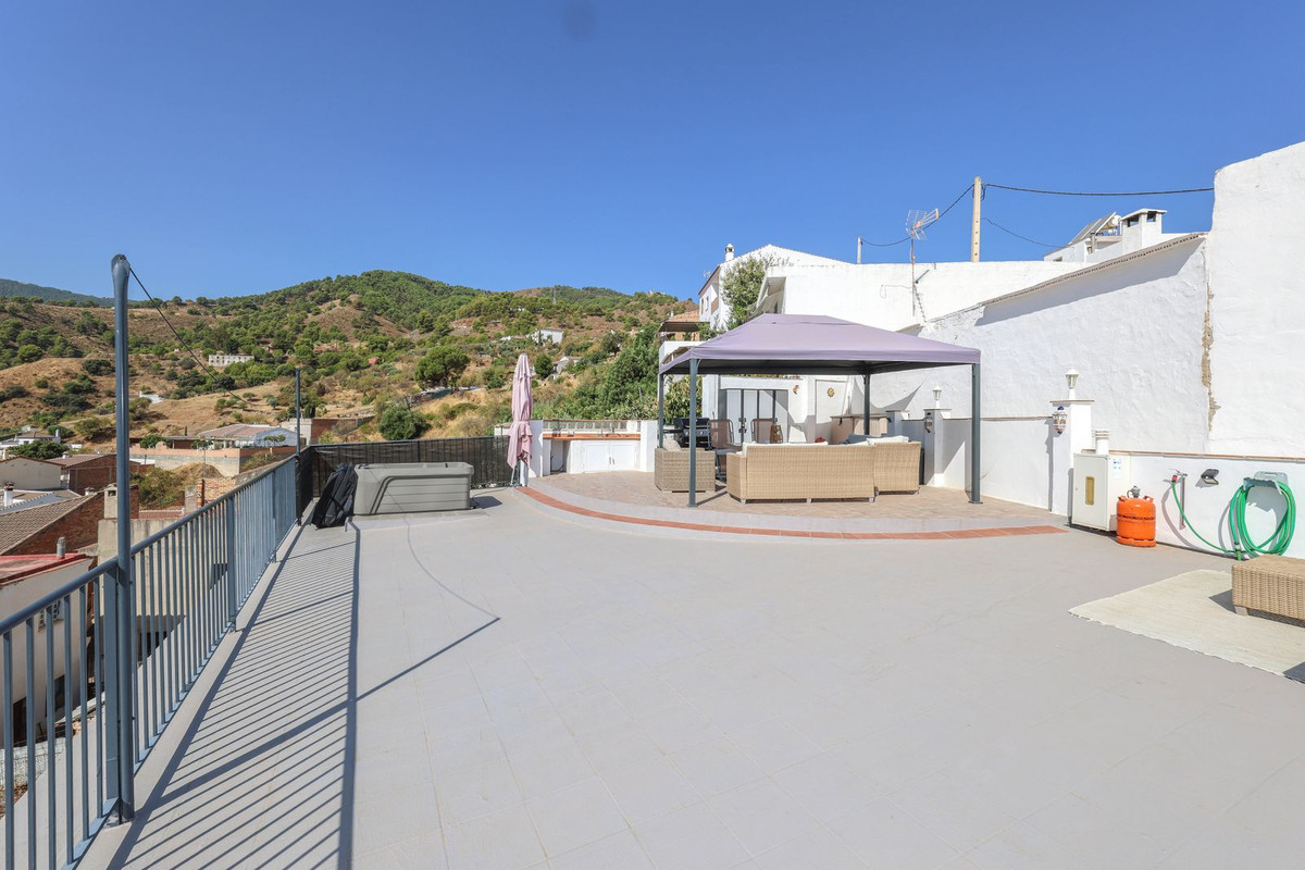 3 Bed Townhouse for sale in Tolox Costa Del Sol, Málaga, Spain