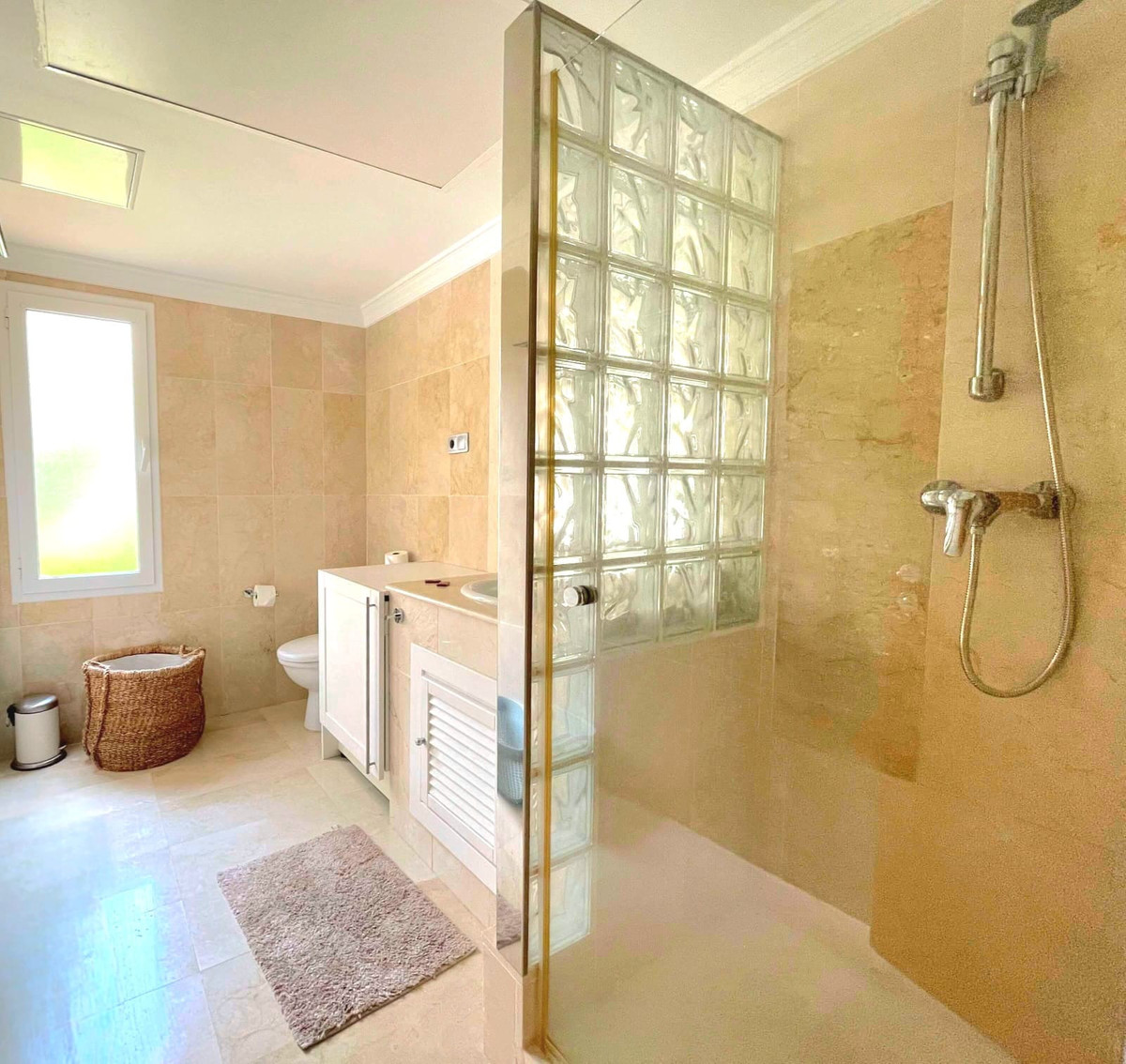 Se vende Apartamento Planta Media de 3 dormitorios en Costa Del Sol, Málaga, España