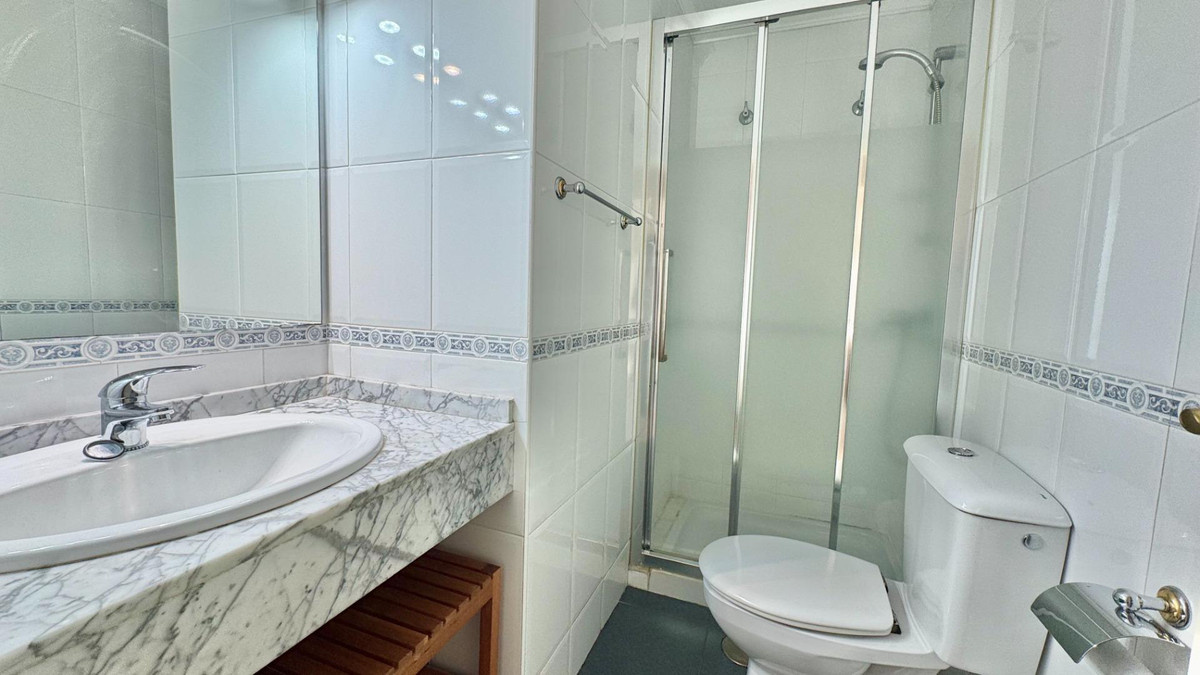 Se vende Apartamento Planta Media de 4 dormitorios en Costa Del Sol, Málaga, España