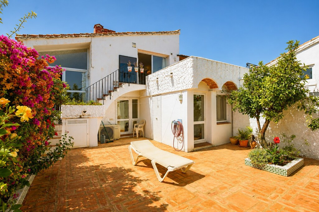 2 Bed Townhouse for sale in Estepona Costa Del Sol, Málaga, Spain